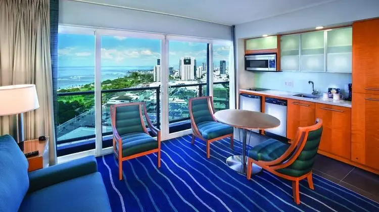 Süit, 1 Yatak Odası, Okyanus Manzaralı (Waikiki Tower - Resort Fee Included)