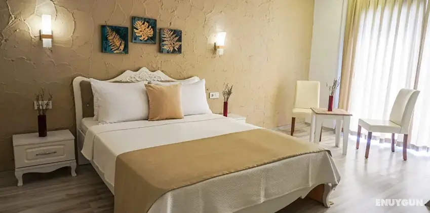 Fransız Balkonlu Deluxe Bahçe Manzaralı Oda