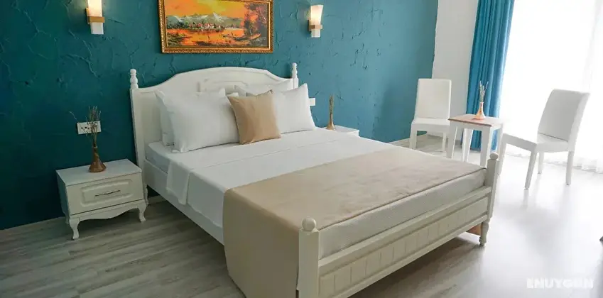 Fransız Balkonlu Deluxe Bahçe Manzaralı Oda