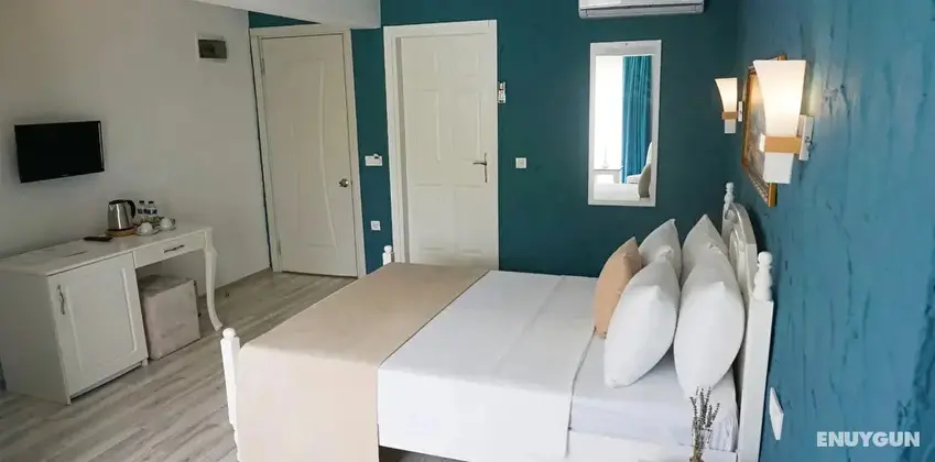 Fransız Balkonlu Deluxe Bahçe Manzaralı Oda