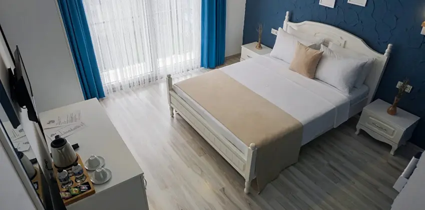 Fransız Balkonlu Superior Bahçe Manzaralı Oda