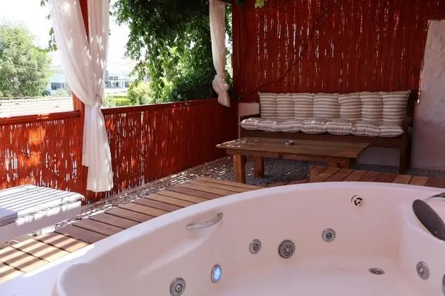 Suite,havuz Ve Bahçe Manzaralı,balkon Veya Teraslı