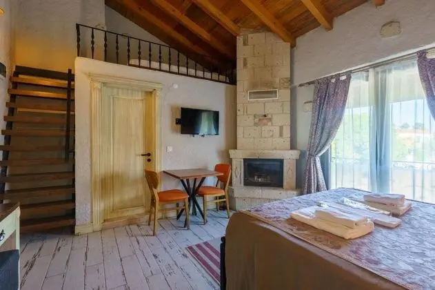 Çift Kişilik, Sokak Manzaralı, Şömineli