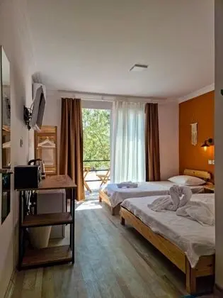 Triple, Bahçe Manzaralı, Balkonlu