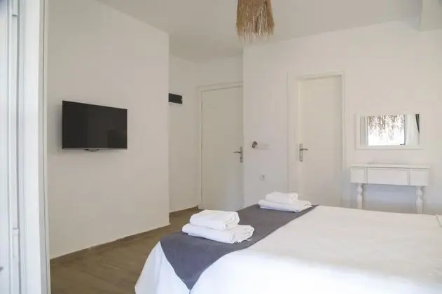 Deluxe Üç Kişilik Oda , Kara veya Havuz Manzaralı, Balkonlu