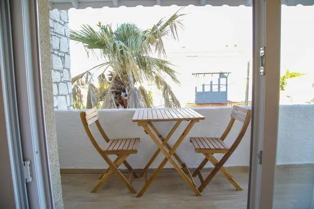 Deluxe Üç Kişilik Oda , Kara veya Havuz Manzaralı, Balkonlu
