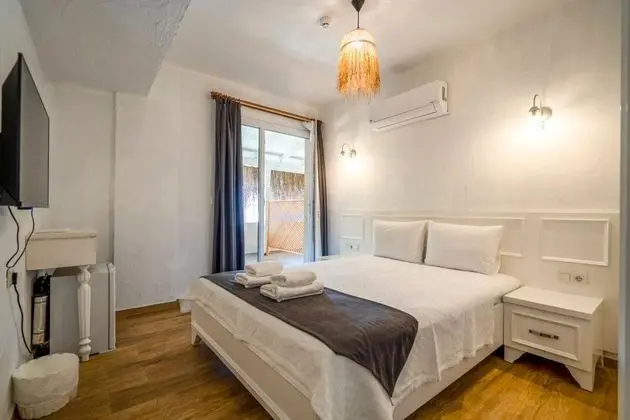 Deluxe Üç Kişilik Oda , Kara veya Havuz Manzaralı, Balkonlu