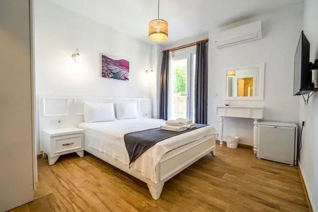 Deluxe Üç Kişilik Oda , Kara veya Havuz Manzaralı, Balkonlu