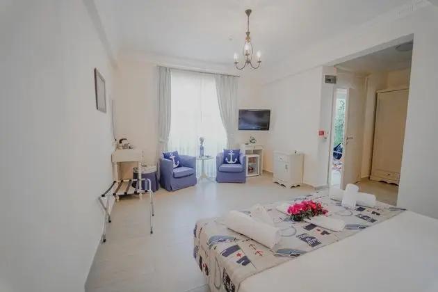 https://images.etstur.com/files/images/hotelImages/TR/51586/l/Alacati-Marina-Palace-Oda-323445.jpg
