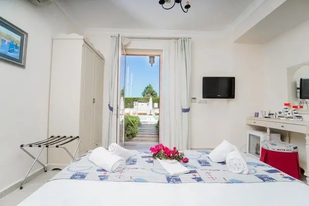 https://images.etstur.com/files/images/hotelImages/TR/51586/l/Alacati-Marina-Palace-Oda-323449.jpg