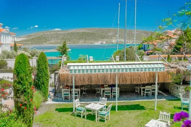 https://images.etstur.com/files/images/hotelImages/TR/51586/l/Alacati-Marina-Palace-Oda-323454.jpg