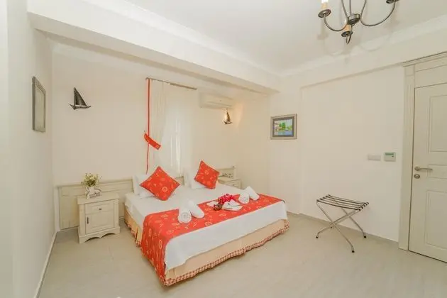 https://images.etstur.com/files/images/hotelImages/TR/51586/l/Alacati-Marina-Palace-Oda-323457.jpg
