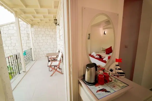 https://images.etstur.com/files/images/hotelImages/TR/51586/l/Alacati-Marina-Palace-Oda-323459.jpg