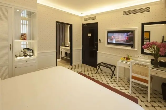 Premier Deluxe Lower Floor - Happy Hour & Foot Massage Included
