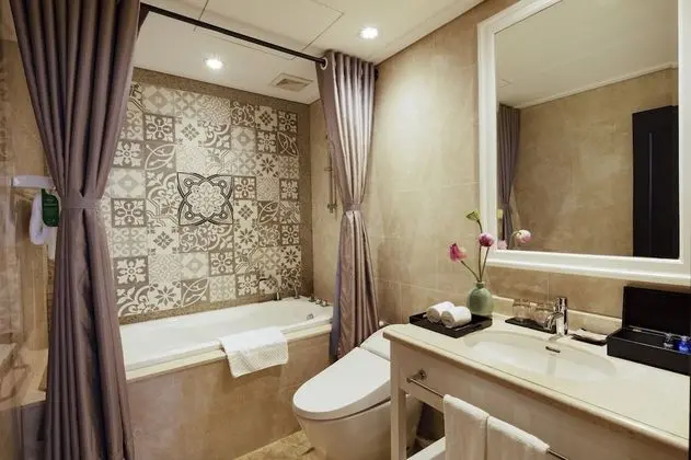 Premier Deluxe Lower Floor - Happy Hour & Foot Massage Included