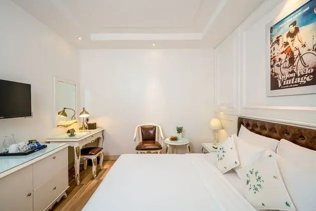Deluxe Double No Window - Rooftop Sauna & Jacuzzi Included