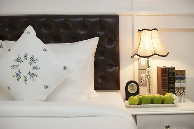 Deluxe Double No Window - Rooftop Sauna & Jacuzzi Included