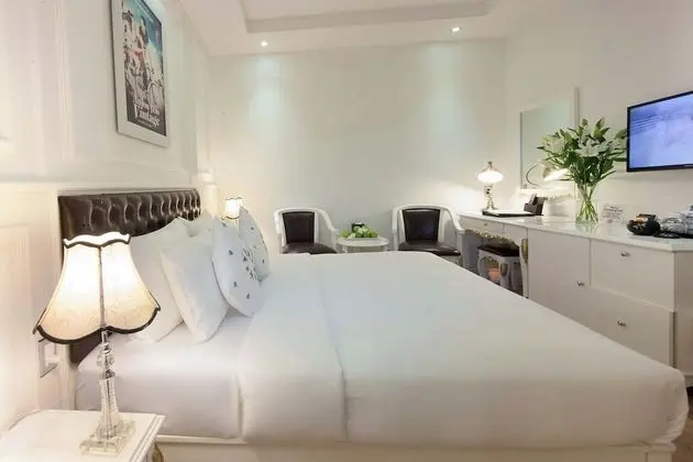 Deluxe Double No Window - Rooftop Sauna & Jacuzzi Included
