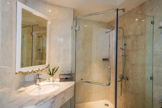 Deluxe Double No Window - Rooftop Sauna & Jacuzzi Included