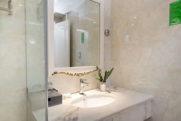 Deluxe Double Window Room - Rooftop Sauna & Jacuzzi Included