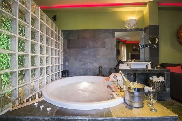 Deluxe Apart Daire, Jakuzi (Safari)