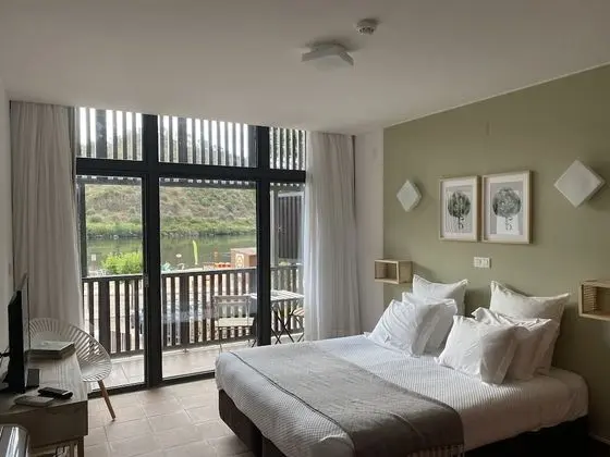 Tek Büyük veya İki Ayrı Yataklı Oda, Balkon, Nehir Manzaralı