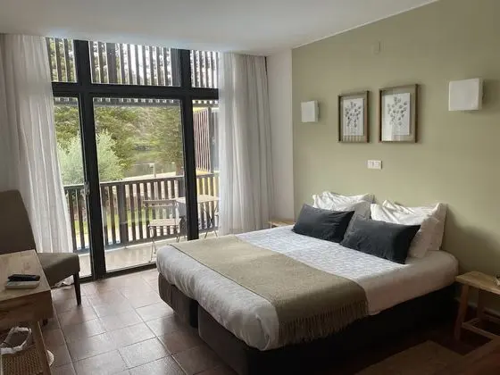 Tek Büyük veya İki Ayrı Yataklı Oda, Balkon, Nehir Manzaralı