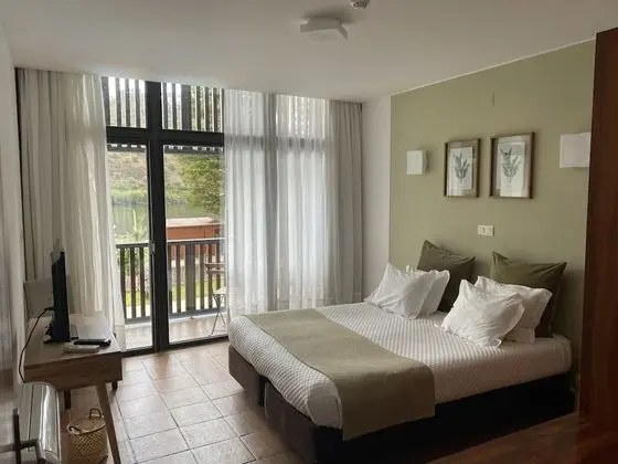 Tek Büyük veya İki Ayrı Yataklı Oda, Balkon, Nehir Manzaralı