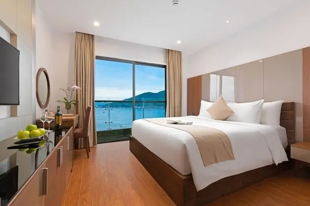 Deluxe Tek Büyük Yataklı Oda, Balkon, Koy Manzaralı