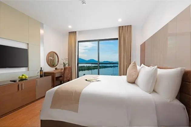 Deluxe Tek Büyük Yataklı Oda, Balkon, Koy Manzaralı