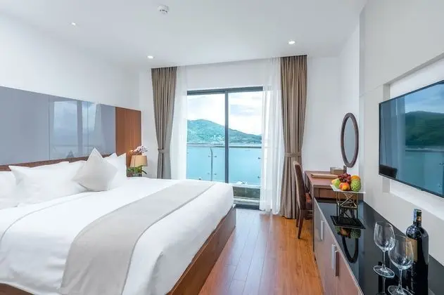 Deluxe Tek Büyük Yataklı Oda, Balkon, Koy Manzaralı
