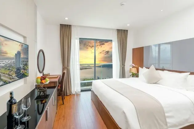 Deluxe Tek Büyük Yataklı Oda, Balkon, Koy Manzaralı