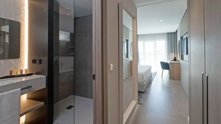Premium Tek Büyük Yataklı Oda, Havuz Manzaralı