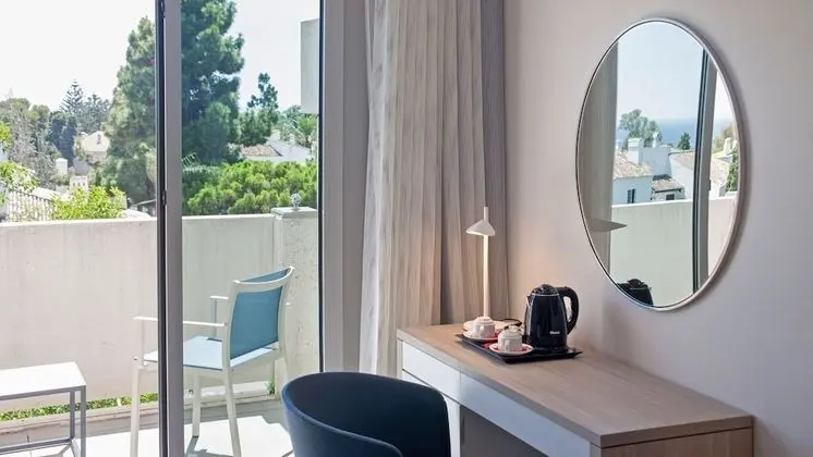 Premium Tek Büyük Yataklı Oda, Havuz Manzaralı