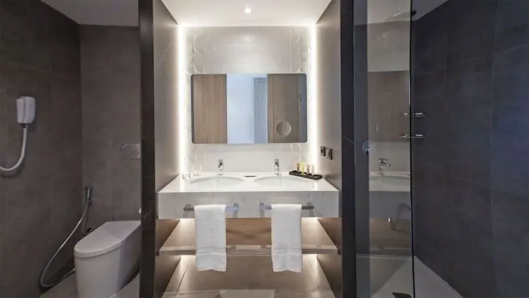 Premium Tek Büyük Yataklı Oda, Havuz Manzaralı