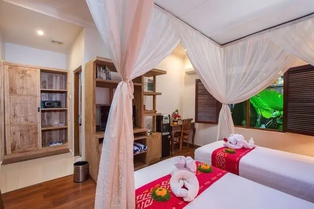 Deluxe Tek Büyük veya İki Ayrı Yataklı Oda, 1 Yatak Odası, Bahçe Manzaralı, Bahçeli
