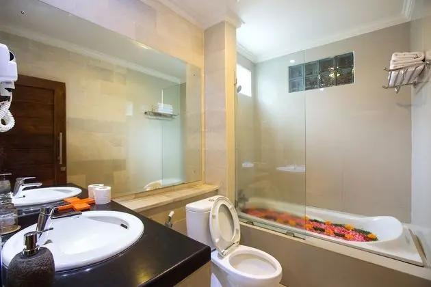 Deluxe Tek Büyük veya İki Ayrı Yataklı Oda, 1 Yatak Odası, Bahçe Manzaralı, Bahçeli