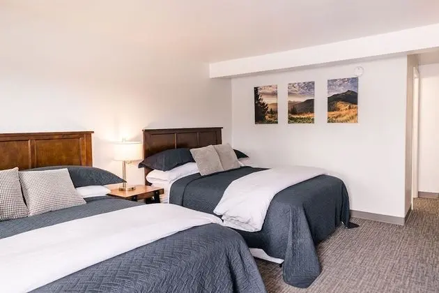 Double Queen Deluxe Suite