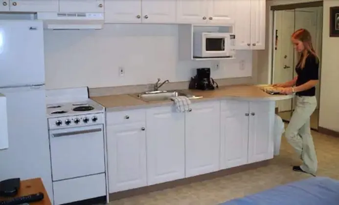 Standard Oda, 2 Büyük (Queen) Boy Yatak, Küçük Mutfak