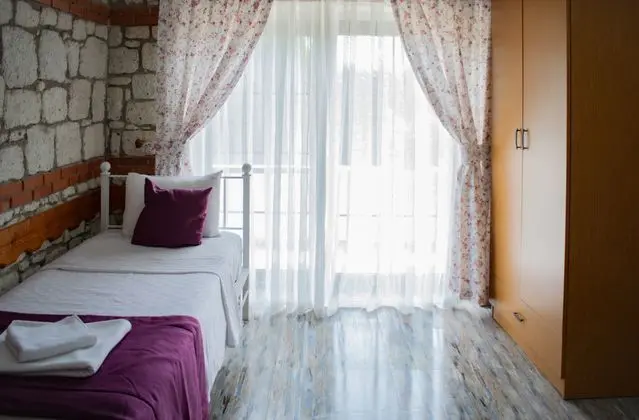 Standard Triple Havuz Manzaralı Oda