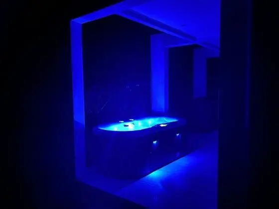 Luxury Süit, 1 En Büyük (King) Boy Yatak, Teras, Havuz Manzaralı (Blue Room)