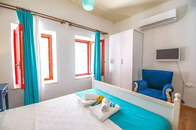 Comfort Room, Courtyard View