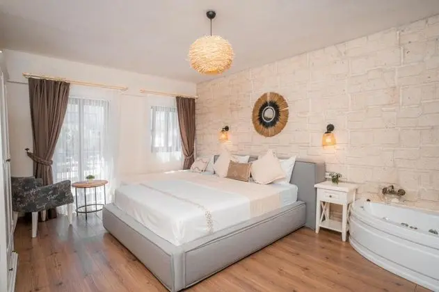 Suite, Sokak Manzaralı, Fransız Balkonlu