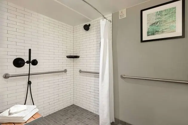 Oda, 2 Çift Kişilik Yatak, Engellilere Uygun (Roll-In Shower, Bonita Vista)