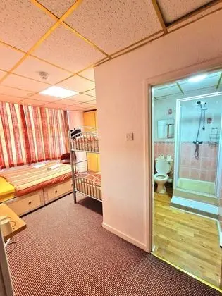 Standard Dört Kişilik Oda, Banyolu/Duşlu