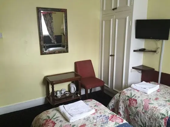 İki Ayrı Yataklı Oda, 2 Tek Kişilik Yatak, Ortak Banyo