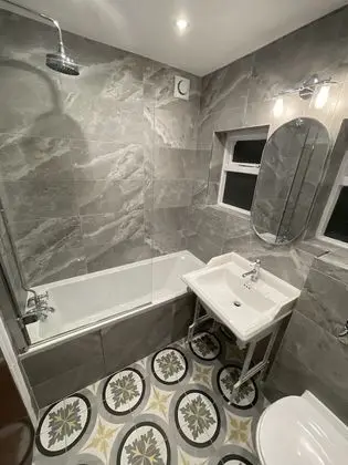 Tek Büyük Yataklı Oda, Ortak Banyo