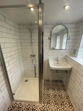 Tek Büyük Yataklı Oda, Ortak Banyo