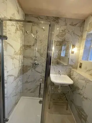 Tek Büyük Yataklı Oda, Ortak Banyo