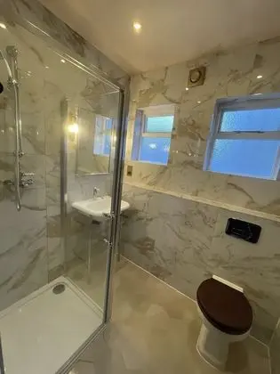 Tek Büyük Yataklı Oda, Ortak Banyo